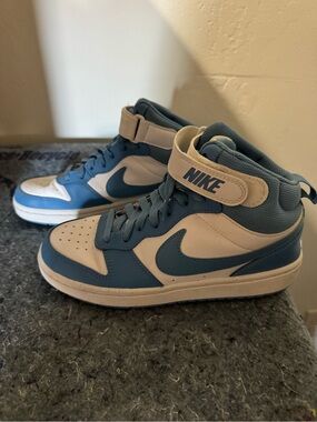 Nike Women's High-Top Sneakers in Blue and White